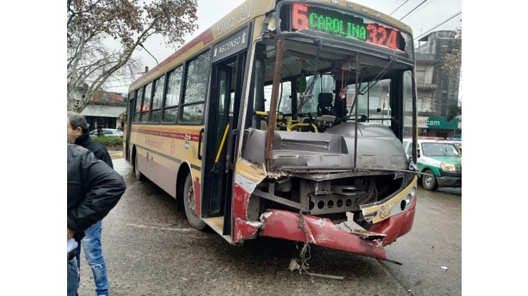 Dos colectivos chocaron entre sí en Av. San Martín y Sallarés